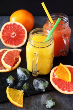Greyfurt ve portakal suyu