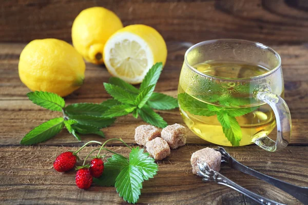 Монетний чай з лимонами і полуницею — стокове фото
