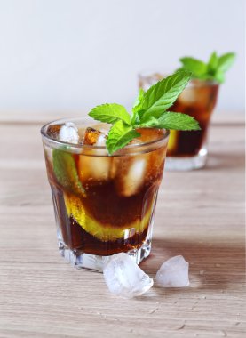 Kokteyl Long Island nane garnitür ile