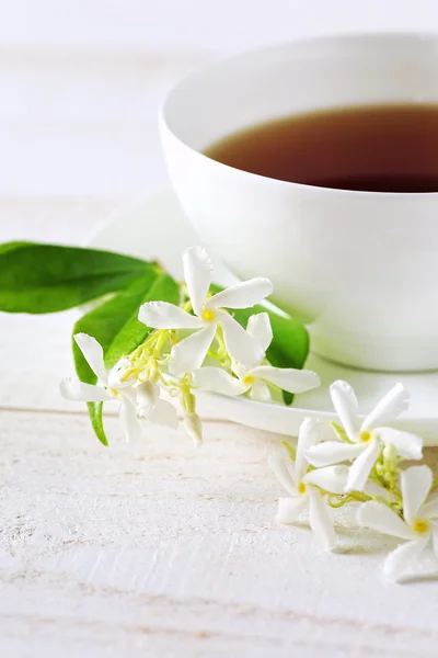 白い背景の上に白いボーン チャイナ カップのジャスミン茶 — ストック写真