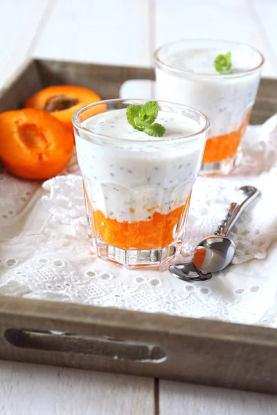Gezond ontbijt: yoghurt, abrikozen en Chia zaden — Stockfoto