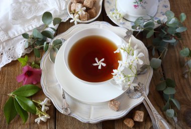 Vintage tarzı: romantik çay içme ile Yasemin çayı