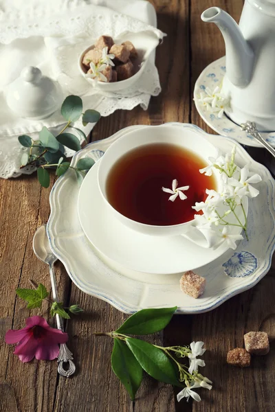 Estilo vintage: beber chá com chá de jasmim — Fotografia de Stock