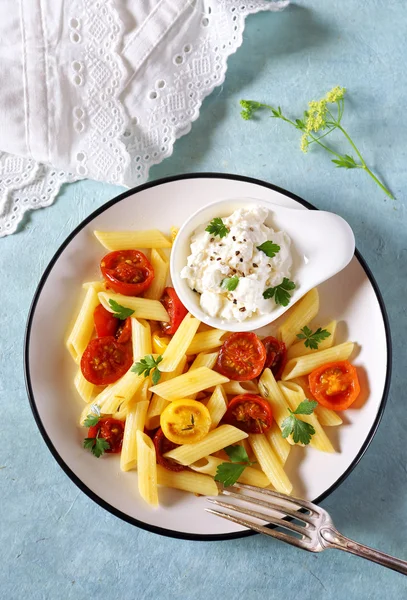 Penne pasta with roasted tomatoes and ricotta — Stock Photo, Image