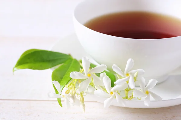 白いボーン チャイナ カップのジャスミン茶 — ストック写真