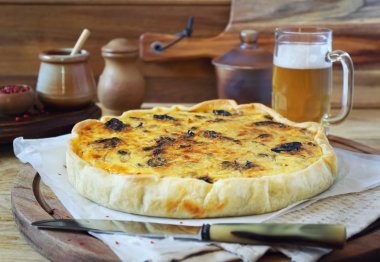 Kuru erik ve bira kupa ile Zwiebelkuchen