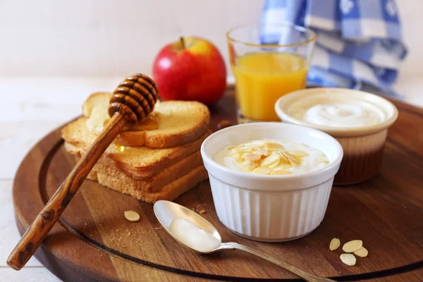 Сир, тости та апельсиновий сік — стокове фото