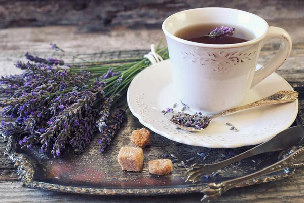 Lawenda aromatyczne herbaty i kilka lawendy — Zdjęcie stockowe