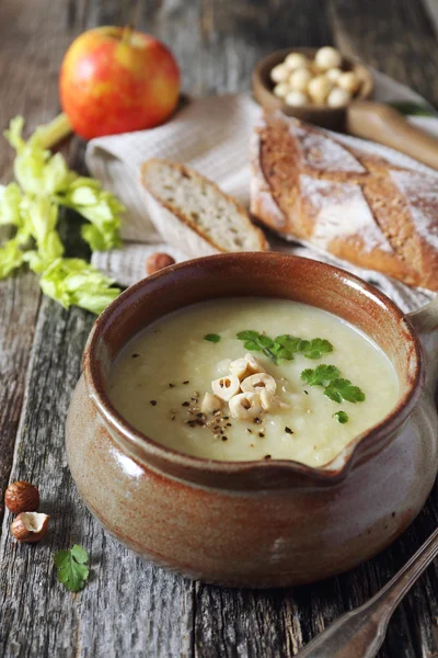 Elma krem kereviz çorbası