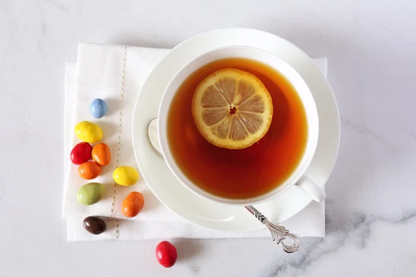 Чорний чай і різнокольорові краплі — стокове фото