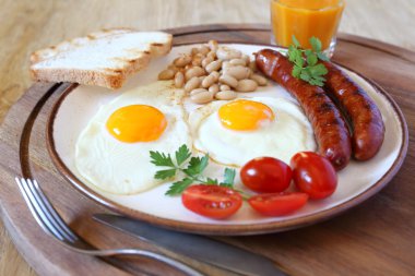 İngiliz kahvaltısı ile sosis, yumurta kızarmış ve pişmiş fasulye