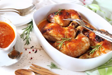 Kızarmış tavuk sosu ve biberiye ile