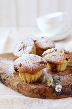 Kahvaltı için üzümlü kek 