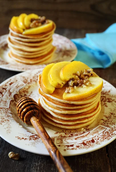 Tatlım, karamelize elma ve ceviz ile gözleme