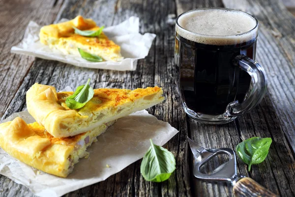 Zucchini and lards pie and mug of ale — Stock Photo, Image