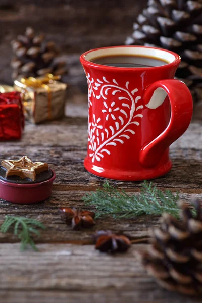 Taza de café, conos de pino y decoraciones de árboles de Navidad — Foto de Stock