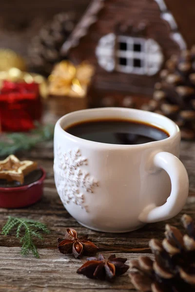Šálek kávy, šišky a vánoční ozdoby — Stock fotografie