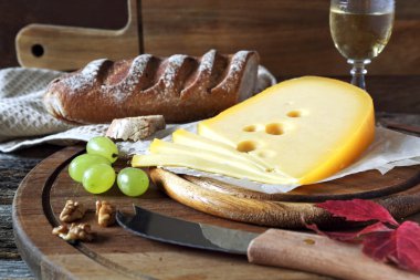 Maasdam peynir, ekmek, bardağı ve üzüm
