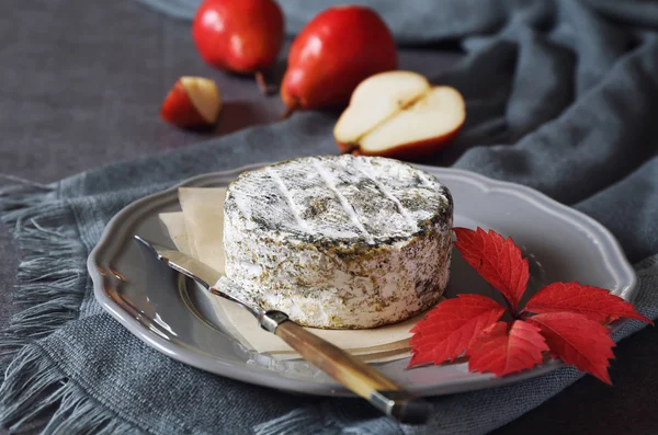 Queso francés con leche de vaca y peras rojas — Foto de Stock