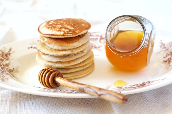 Pfannkuchen mit Honig — Stockfoto