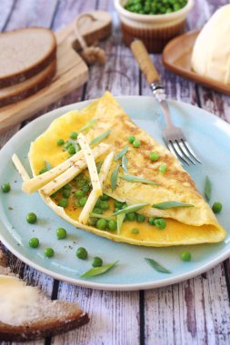 Sert peynirli yeşil bezelye omleti ve kahvaltıda çavdar ekmeği.