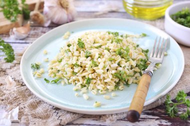 Vejetaryen mutfağı. Maydanozlu, sarımsaklı ve zeytinyağlı kızarmış inci arpası.