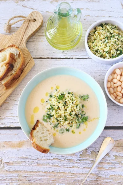 Weiße Bohnen Vegetarische Sahnesuppe Mit Gebratener Perlgerste Und Petersilie Brot — Stockfoto