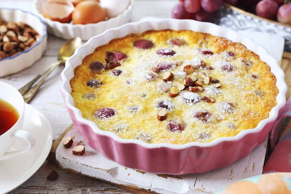 Французская Кухня Красный Виноград Clafoutis Миндаль Одевания Чашку Чая Светлом — стоковое фото