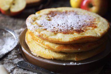 Fransız mutfağı. Matefaim. Tatlı elmalı krep, pudra şekeri sosu ve kırmızı elmalar.