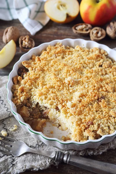 Mela Sbriciolata Con Noci Cannella Fondo Legno Stile Rustico — Foto Stock