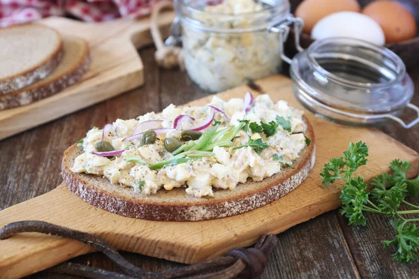 Amuse Gueule Salade Œufs Scandinaves Tartinée Anchois Câpres Oignon Rouge — Photo