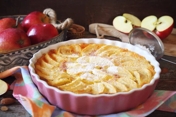 Kuchnia Francuska Czerwone Jabłko Clafoutis Sproszkowany Cukier Dressing Naczyniu Ceramicznym — Zdjęcie stockowe