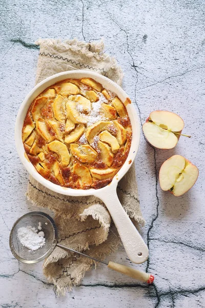 Fransız mutfağı. Tatlı tatlı ve taze elmalar için seramik tabakta elmalı pasta. Üst görünüm gri ışık arkaplanı