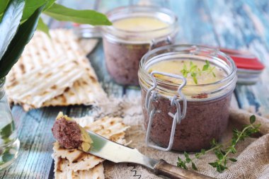 Sahte gras. İki kavanoz içinde mercimek ve pancardan sebze ve kaz ciğeri. Vejetaryen mutfağı
