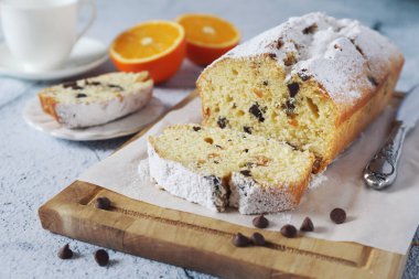 Çikolatalı turuncu pasta, kahve molası için pudra şekerli sos. 