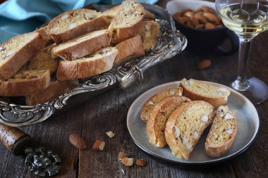 İtalyan kurabiyeleri: badem cantuccini ve bir bardak beyaz şarap. Seçici, kırsal biçime odaklan