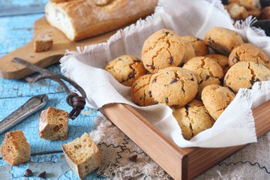 Tahta kutuda bayat ekmekten ev yapımı çikolatalı kurabiyeler. 