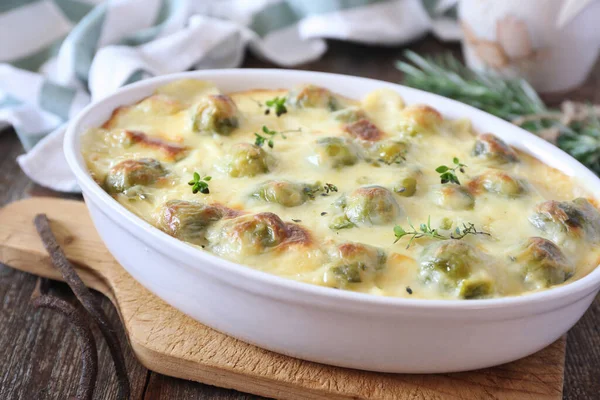 Gemüse Rosenkohl Gratin Mit Bechamelsauce Keramischen Backgeschirr — Stockfoto