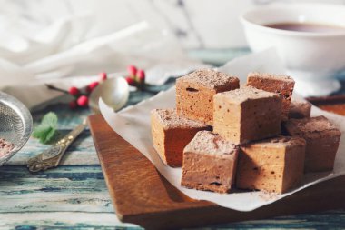 Ev yapımı çikolatalı şekerlemeler, şekerlemeler ve bir fincan çay, tonlu görüntü.