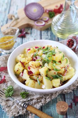 Alman mutfağı. Kırmızı ve yeşil soğanlı patates salatası, hardal ve zeytinyağı sosu. 