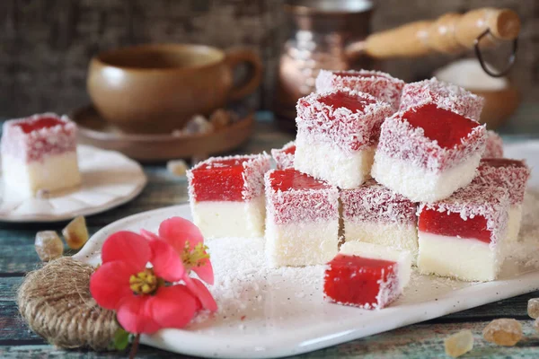 Caseiro Panna Cotta Cubos Frutas Vermelhas Flocos Coco Xícara Café — Fotografia de Stock