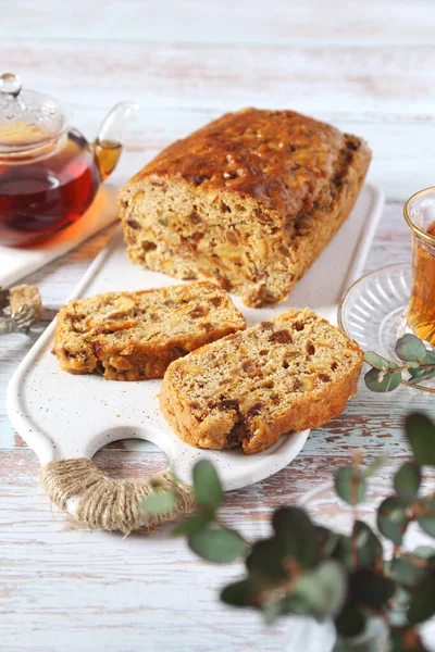 Geleneksel İngiliz çay üzümlü pasta, şekerli portakal, yumurtasız kek ve bir fincan çay. Beş bardak çay.