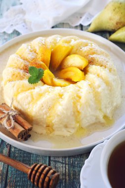 Sütlü tatlı. Fırında armut, tarçın ve ballı sütlaç.