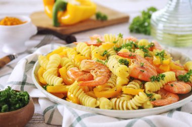 Sarı biberli, kırmızı karidesli, maydanoz soslu baharatlı fusilli makarna. 