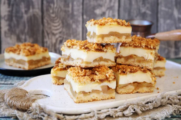 Kremalı ızgara elmalı turta ve kahve molası. 