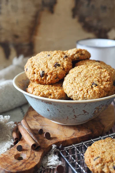 Hemlagade Havregryn Cookies Med Choklad Droppar Trä Bakgrund Rustik Stil — Stockfoto
