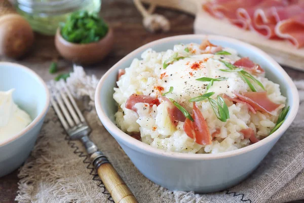 Risotto Crémeux Jambon Parme Prosciutto Parma Vinaigrette Aux Oignons Verts — Photo