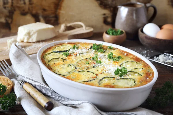 Masakan Perancis Zucchini Sayuran Clafoutis Dengan Keju Parmesan Dalam Bakeware — Stok Foto