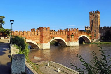 İtalya 'nın Verona kentindeki Adige nehri boyunca Castelvecchio Kalesine bağlı Vecchio Köprüsü manzarası