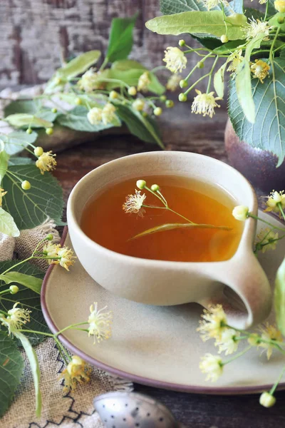 Taza Hierbas Con Flores Tilo Sobre Fondo Madera Viejo — Foto de Stock